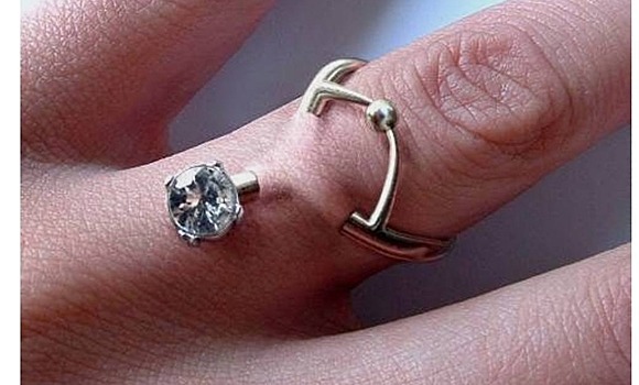 Любовное безумие: невесты заменяют обручальные кольца пирсингом