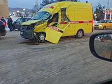Экскаватор оторвал ковшом кусок от автомобиля реанимации в Междуреченске