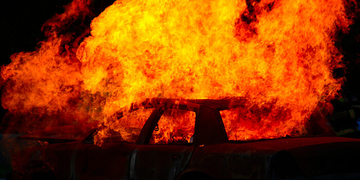 Более 100 машин сгорели в пробке на трассе в Нигерии