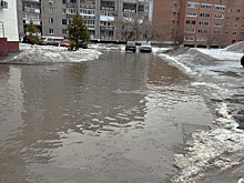 «Озеро под окнами»: огромная лужа образовалась возле одного из домов Кемерова