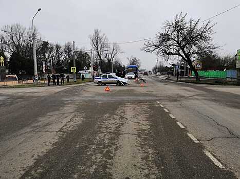 В Динском районе произошла массовая авария с участием патрульного автомобиля и Mercedes