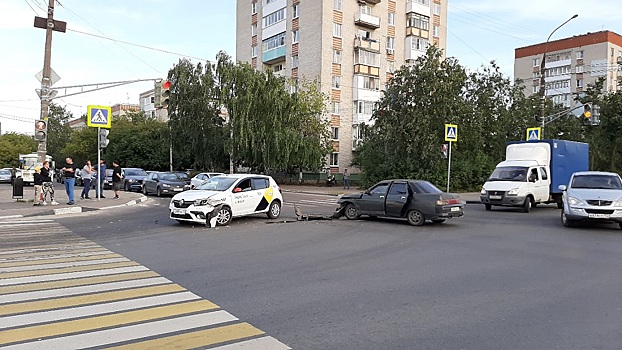 Два автомобиля столкнулись на перекрестке в Дзержинске