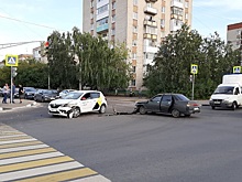 Два автомобиля столкнулись на перекрестке в Дзержинске