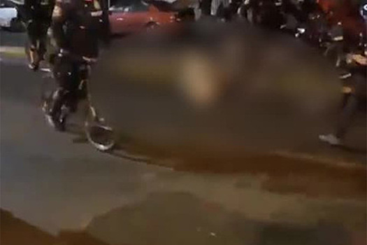 Полицейский на велосипеде переехал голову протестующего в США и попал на видео