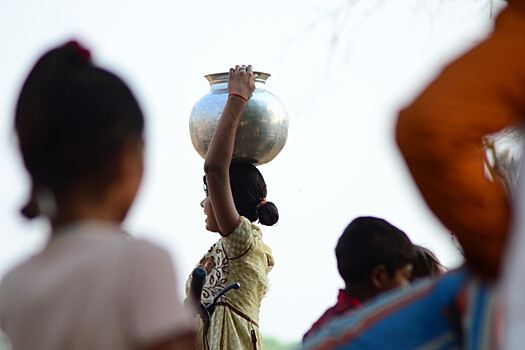 В Индии общественный резервуар омыли мочой после «неприкасаемой» женщины