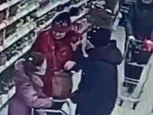 МВД в Саратове проверяет видео, где посетительница магазина плюнула в ребенка