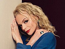 Мерцающее бра и блестки на пупке: 65-летняя Долина перевоплотилась в Мату Хари на архивном видео