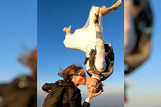 Daily Mail: молодожены из Италии сыграли свадьбу во время прыжка с парашютом