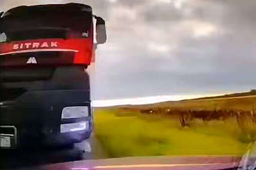 В Курганской области на видео попал жесткий лобовой таран с большегрузом
