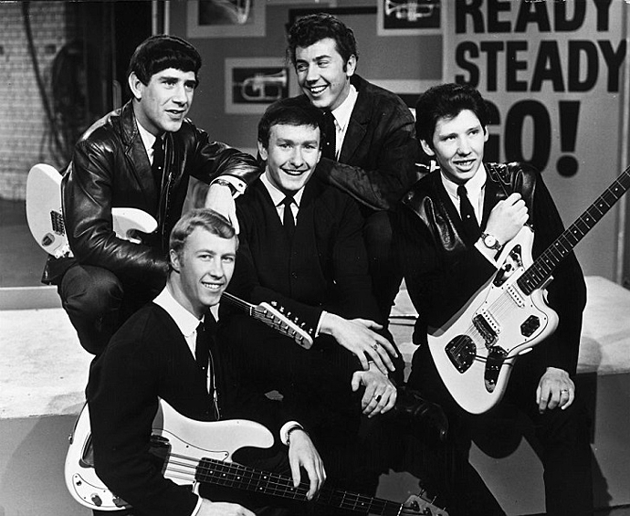 В 1962 году студия звукозаписи Decca искала новые группы и новых исполнителей. Они прослушали две группы в их студиях в Лондоне и подписали контракт с Брайаном Пулом и группой The Tremeloes. Знаете, какой группе они отказали? Квартету из Ливерпуля, который позже станет знаменит как The Beatles.