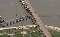 В Техасе баржа протаранила мост