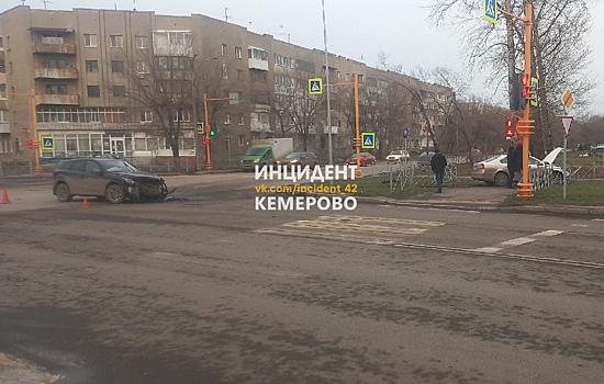 Автомобиль вылетел на тротуар в результате ДТП в Кемерове
