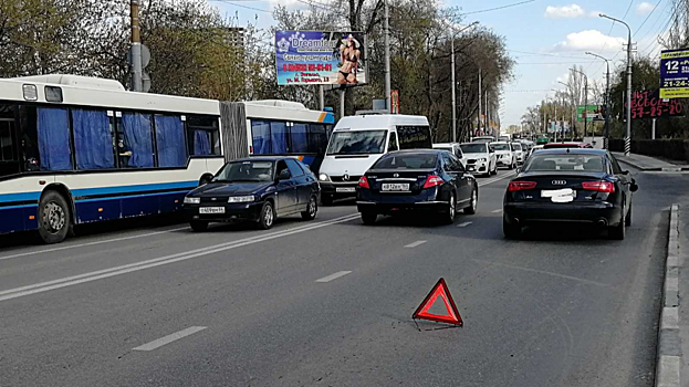 На «зебре» в Энгельсе иномарка сбила подростка