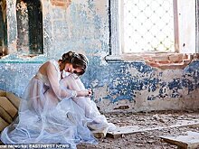 Ни стыда, ни совести: девушка ради фото разделась в церкви до нижнего белья