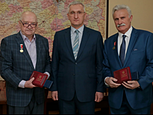 На Алтае наградили политиков, поднявших в 90-е триколор над крайисполкомом