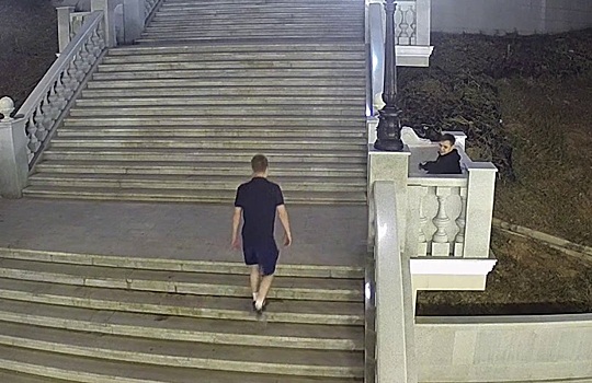 Разломавшие лежак на пляже Оренбурга вандалы попали на камеры наблюдения