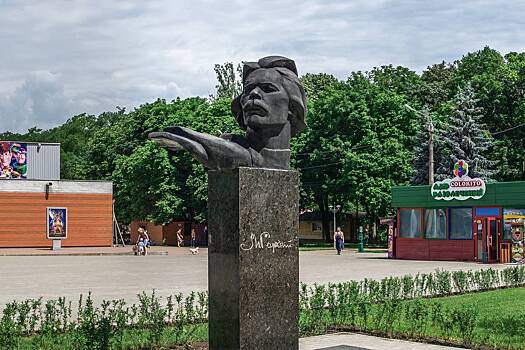 Власти Одессы демонтируют памятник Горькому в названном в его честь парке