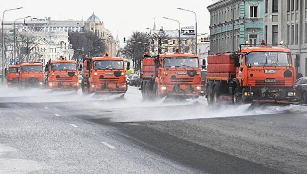 П.Бирюков: Порядка 5,5 тыс. единиц техники принимают участие в первой промывке столичных дорог