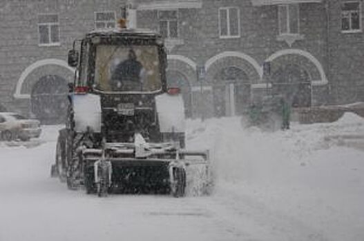 В Новосибирске трактор врезался в заснеженный автомобиль