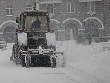 В Новосибирске трактор врезался в заснеженный автомобиль