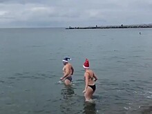 Анапчане устроили новогодние купания в море