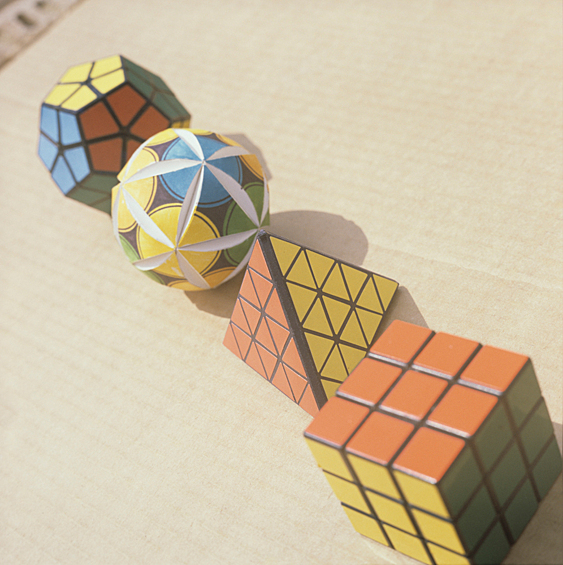 Кубик Рубика в те времена считался дефицитным. Собрать головоломку было крайне сложно, поэтому часто дети шли на различные хитрости, чтобы похвастаться перед своими друзьями решенной загадкой