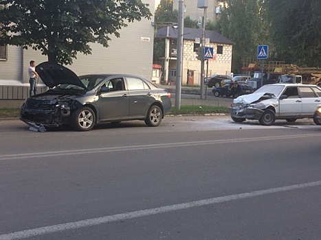 В Октябрьском районе двое водителей "встретились" лоб в лоб.