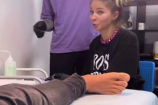 Блогерша набила сироте татуировку в виде полового органа