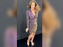 56-летняя Кроуфорд станцевала в обтягивающем платье с декольте