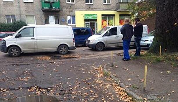 Автомобилисты объезжают аварию на ул. Чайковского по тротуару