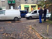 Автомобилисты объезжают аварию на ул. Чайковского по тротуару