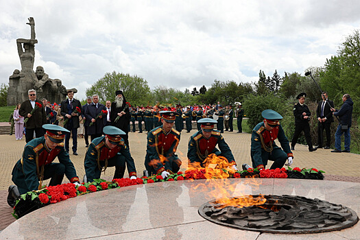 Сергей Кравцов и Василий Голубев возложили цветы к мемориалу в Змиевской балке