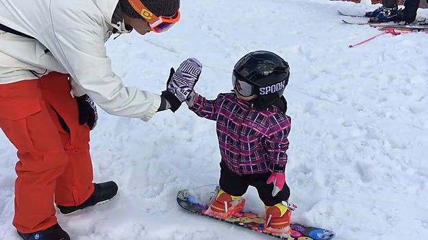 Катаются лучше, чем ходят: видео про крутых маленьких сноубордистов