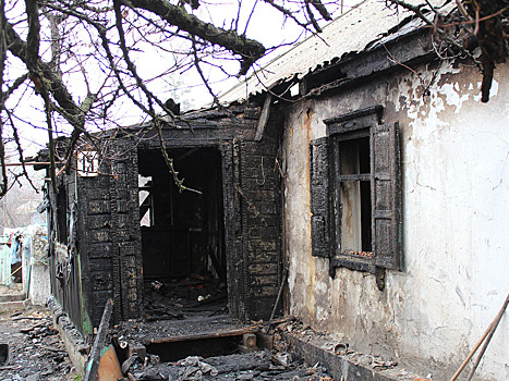 В Ростовской области полицейский спас двух человек из горящего дома