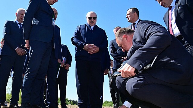 Лукашенко привез министра в поле и заставил рыть землю