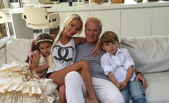 Кристина Сысоева с детьми и мужем