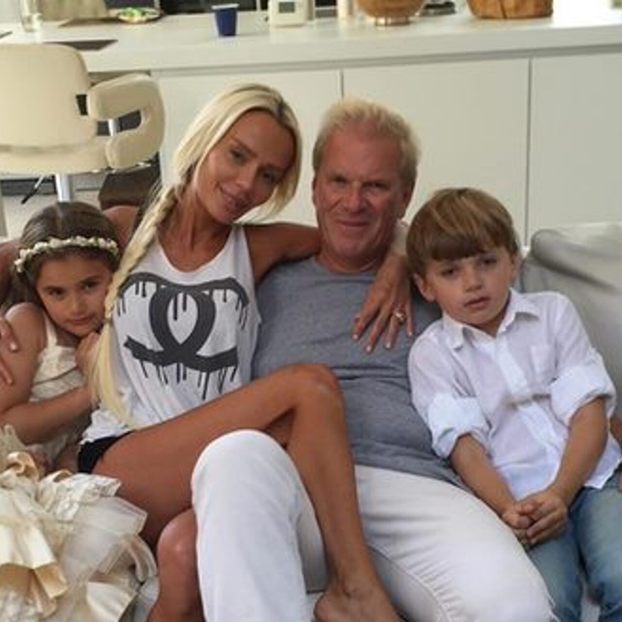 Кішкентай немересін секс үшін бағып отырған әже