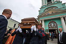 "МК": присутствующие на похоронах мужа Дианы Гурцкая угрожали журналистам из-за "неудобных вопросов"