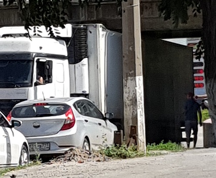 В Волгограде дальнобойщик из Питера перекрыл низкий путепровод