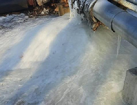 Улицу в Райчихинске несколько дней заливает горячая вода