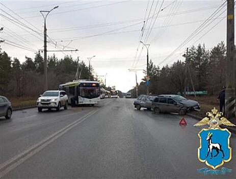 Две легковушки и троллейбус столкнулись в Тольятти