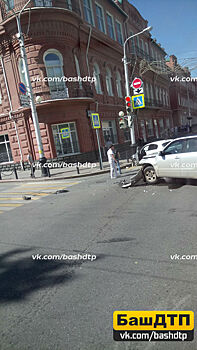 У здания МВД Башкирии иномарка протаранила столб