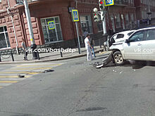 У здания МВД Башкирии иномарка протаранила столб