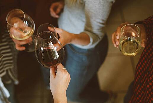 Доктор предупредил о скрытых опасностях бокала вина по выходным