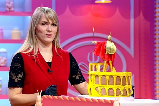 Саратовчанка принесла на шоу Рената Агзамова ягодный торт в виде Колизея