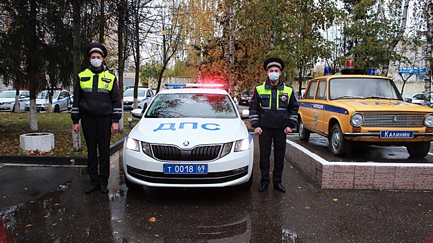 В Тверской области автоинспекторы помогли водителю, в машине которого закончилось топливо