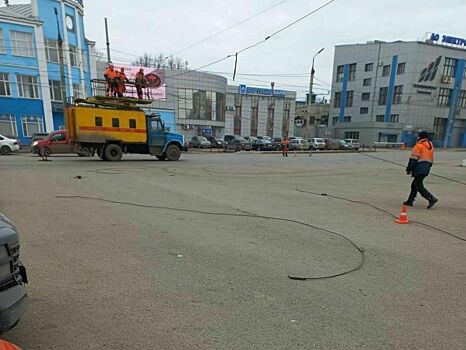 Большегруз оборвал троллейбусные провода на площади Лепсе
