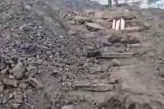 Ученики курской гимназии ходят на уроки через глубокий овраг