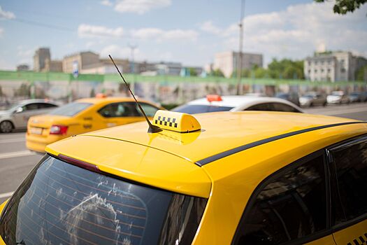 На Новом Арбате и Цветном бульваре вместо стоянок такси организовали зоны посадки и высадки пассажиров