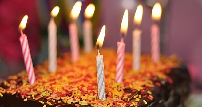 Задувать свечи на праздничном торте опасно для здоровья